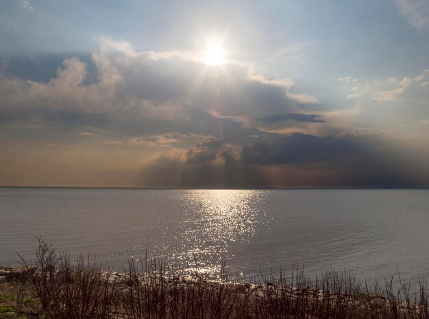 Panorama surplombant la mer Baltique au coucher du soleil avant un orage en Lituanie Klaipeda