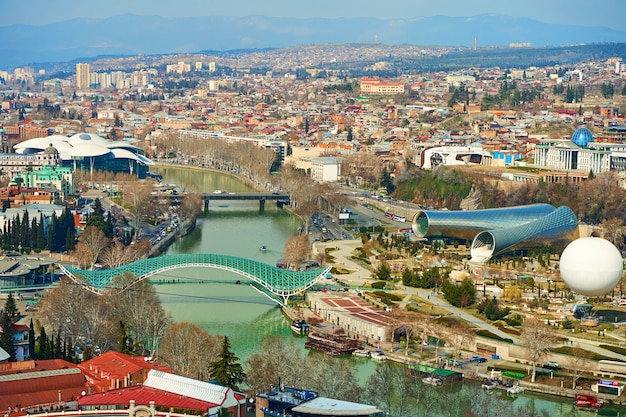 Panorama de Tbilissi d'en haut. Centre-ville ancien. La rivière Kura