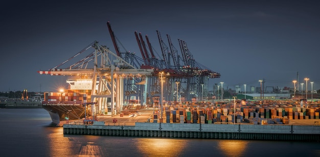 Panorama d'un terminal à conteneurs dans le port de Hambourg la nuit