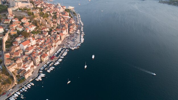 Panorama de tir de drone de la ville de Rovinj en Croatie