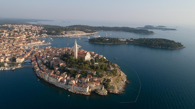 Panorama de tir de drone de la ville de Rovinj en Croatie