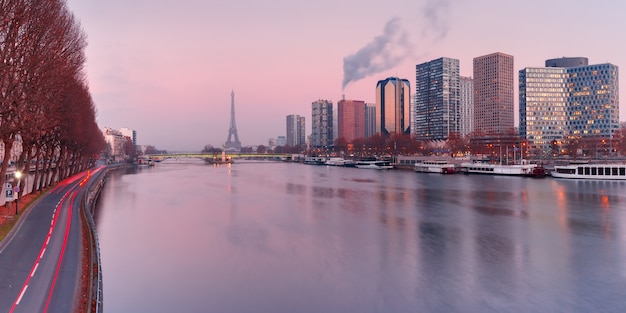 Panorama avec la tour Eiffel au coucher du soleil, Paris France