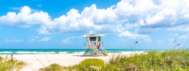 Panorama avec tour de surveillance sur la plage à Fort Lauderdale, Floride, États-Unis