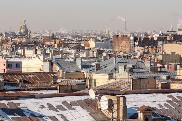 Panorama urbain des toits en hiver Saint-Pétersbourg.