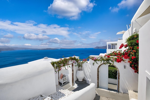 Panorama des vacances d'été, destination de luxe célèbre en Europe. Architecture blanche à Santorin, Grèce