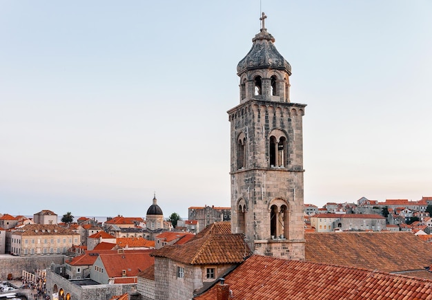 Panorama de la vieille ville avec le clocher de l'église à Dubrovnik, Croatie