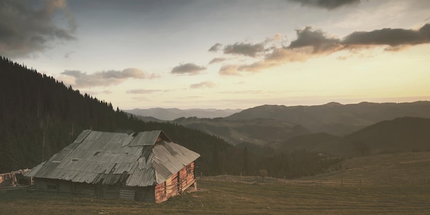 Panorama des vieilles maisons dans les montagnes à l'aube