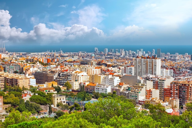 Panorama sur la ville de Barcelone depuis le château de MontjuicCatalogne Espagne