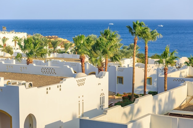 Panorama de la ville blanche et de la mer bleue egypte