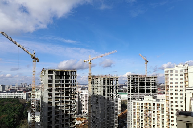 Panorama de la ville, chantier de construction avec grues