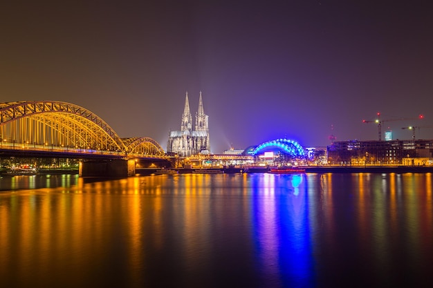 Panorama de ville de Cologne la nuit