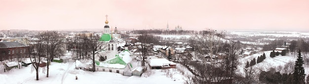 Panorama de la ville et du temple depuis la hauteur de la terrasse d'observation à Vladimir lors d'une soirée ensoleillée