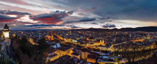 Photo panorama de la ville de graz en haut de la nuit autriche