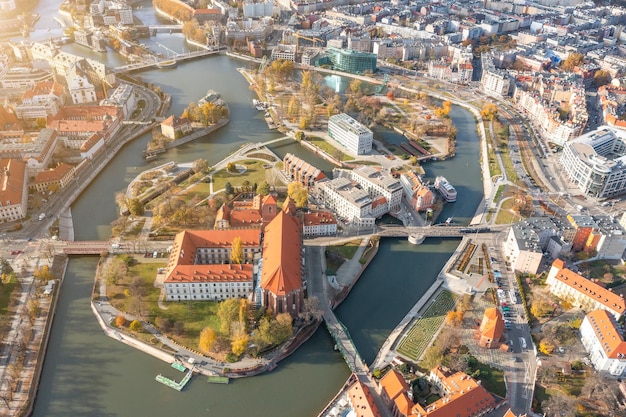 Panorama de la ville d'une hauteur un grand débit fluvial entre les îles de la ville de Wroclaw de nombreux ponts l'ancien centre-ville Pologne