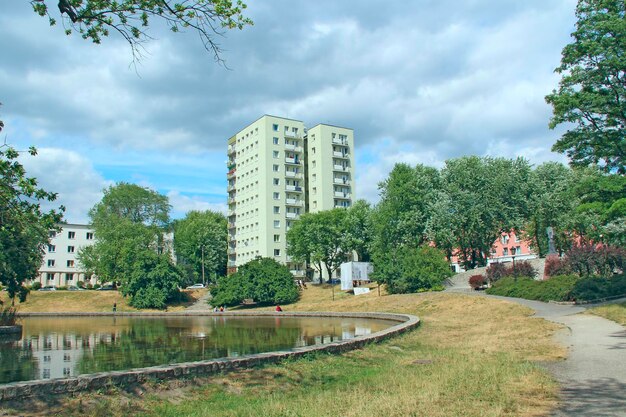 Panorama de la ville moderne avec parc et lac Lac dans le parc de la ville Vie de la ville