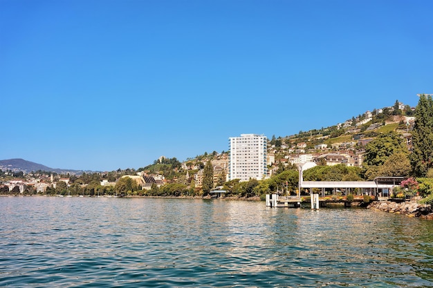 Panorama de la ville de Montreux au lac Léman, canton de Vaud, Suisse. Montagnes des Alpes en arrière-plan