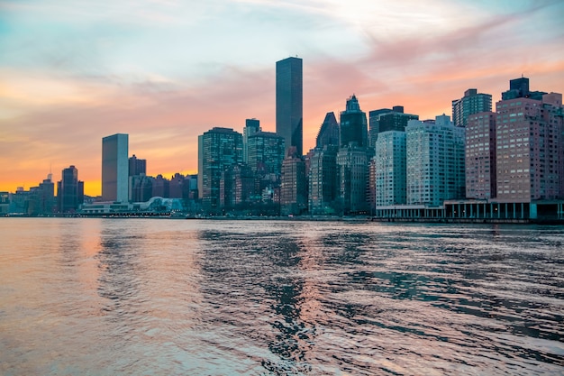 Panorama de la ville de New York Manhattan Skyline pendant le coucher du soleil Concept de la ville