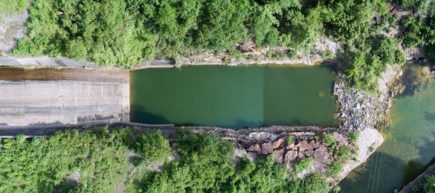 PANORAMA Vue aérienne d’une centrale hydroélectrique, barrage en béton Topview, versant aval.