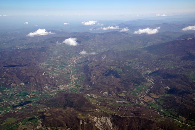 Panorama de la vue aérienne des montagnes des Apennins de la Ligurie depuis l'avion