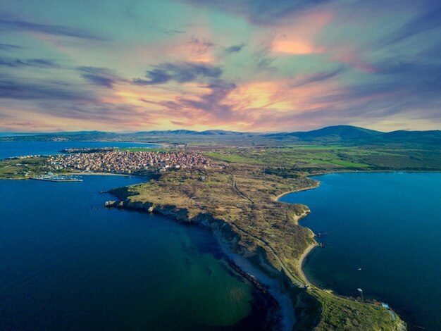 Panorama de la vue d'une hauteur sur la côte baignée par le ciel noir en Bulgarie