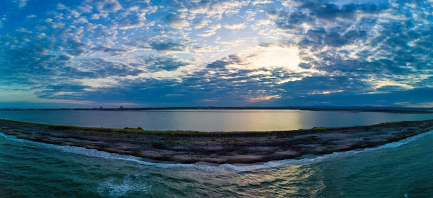 Panorama de la vue d'une hauteur sur la côte baignée par le ciel noir en Bulgarie