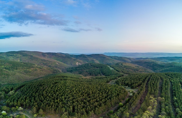 Panorama d'une vue d'une hauteur des prés et des pentes des montagnes des Balkans sous la lumière du jour en Bulgarie