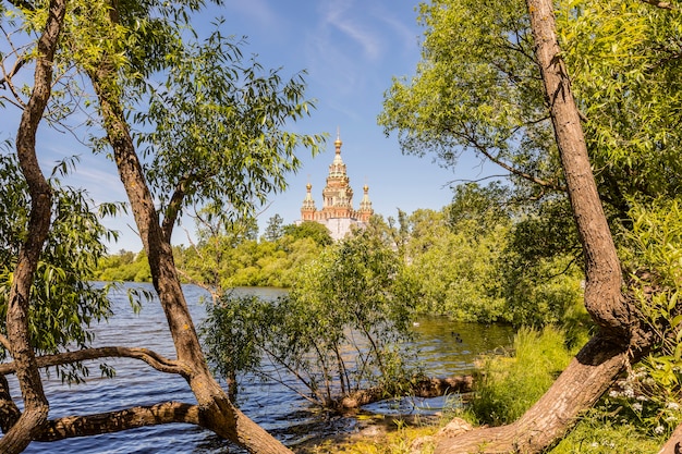 Panorama avec vue sur le lac et l'église en arrière-plan par une journée ensoleillée.