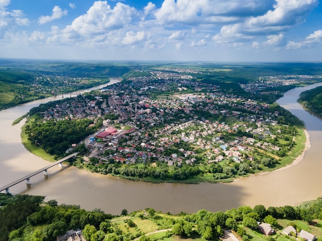 Panorama de Zalishchyky et du Dniestr du point de vue du village de Khreshchatyk, Ukraine.