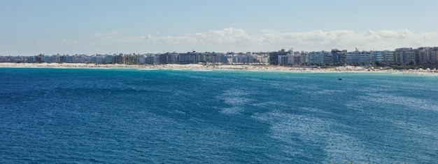 panoramique du paysage marin de Cabo Frio, Rio de Janeiro, Brésil. Bâtiments de la ville côtière