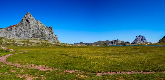 Panoramique du Pico de Anayet et du Midi dOssau Concept célèbre montagnes des Pyrénées