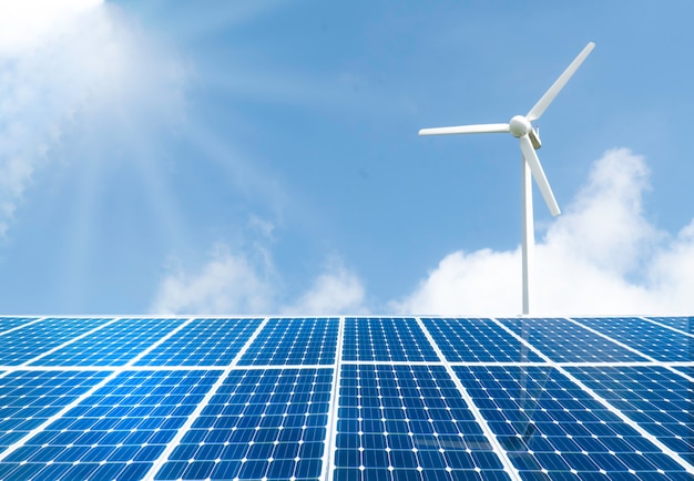 Panoramique - Panneaux solaires avec éoliennes.