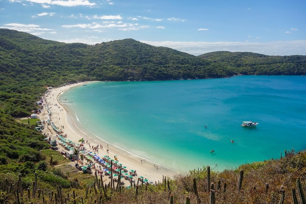 panoramique de la plage idyllique et sauvage de Forno à Arraial do Cabo, RJ, Brésil