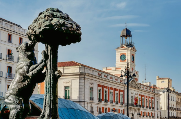 Panoramique de la Puerta Del Sol à Madrid, avec l'ours (symbole de Madrid).