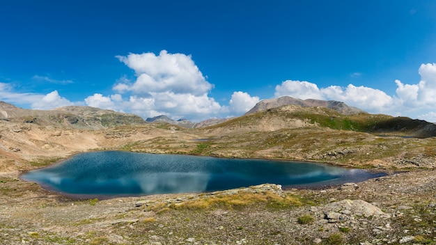 Panrama d'un petit lac de montagne