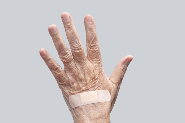 Pansement adhésif femme âgée sur sa main