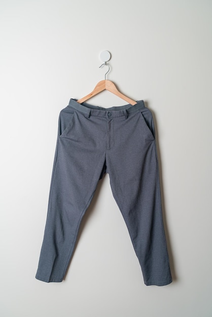 pantalon ou pantalon long suspendu avec un cintre en bois au mur