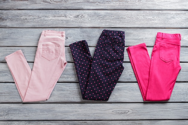 Photo pantalon à pois marine foncé. pantalon décontracté plié pour dame. nouveaux vêtements sur parquet. vêtements lumineux pour les jeunes femmes.