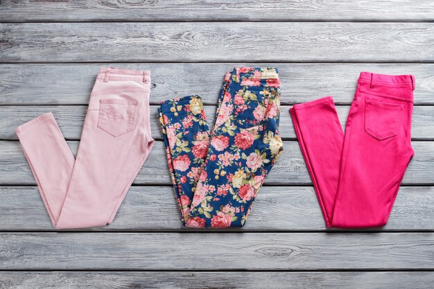 Pantalon Rose Et Bleu. Paires De Pantalons Décontractés Pliés. Vêtements Neufs En Stock. Vente De Marchandises De L'étranger.