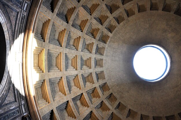 Le Panthéon est un ancien temple romain maintenant une église sur le site d'un temple antérieur