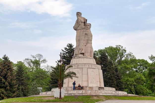 Le Panthéon est situé dans le jardin de la mer de Varna Bulgarie