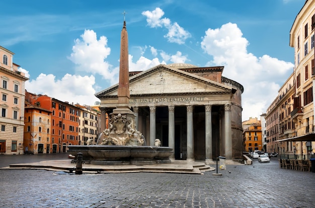 Panthéon et fontaine à Rome le jour, Italie