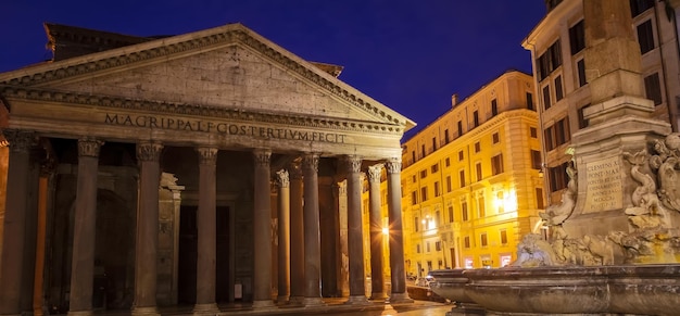 Panthéon illuminé de Rome la nuit L'un des monuments historiques les plus célèbres d'Italie