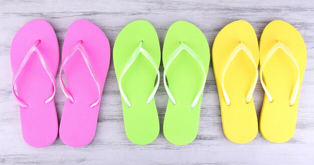 Des pantoufles brillantes sur un fond en bois de couleur