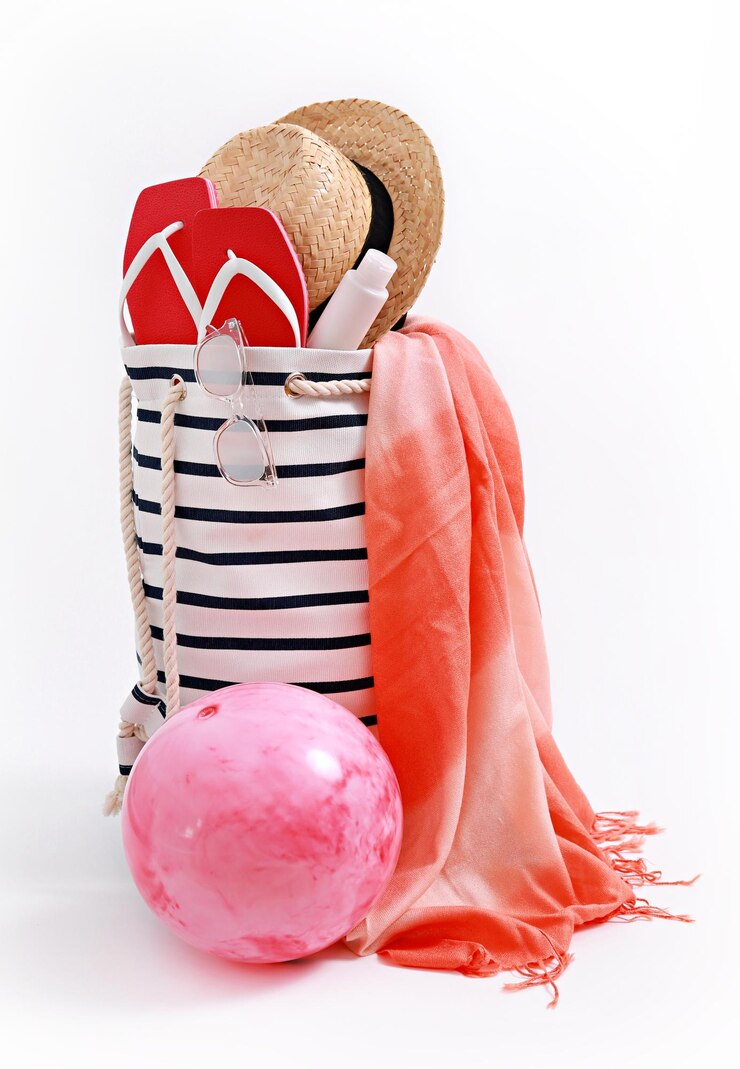 Photo pantoufles avec chapeau et foulard dans le sac sur fond blanc