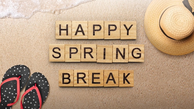 Pantoufles avec chapeau de plage et cubes de bois avec le texte Happy Spring Break