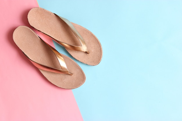 Pantoufles féminines sur un fond coloré vue de dessus minimalisme chaussures pour femmes