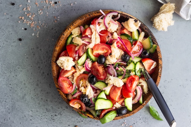 Panzanella, salade de tomates et basilic