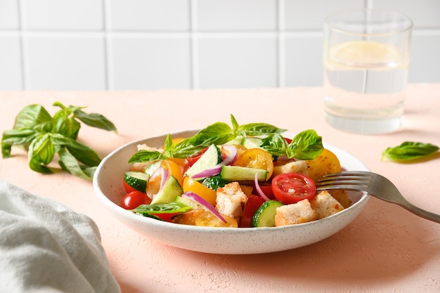 Panzanella toscane avec tomates et pain cuisine italienne