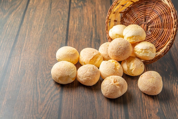 pao de queijo sur table en bois