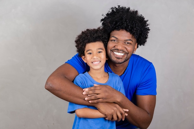 Papa afro et fils noir sur fond gris souriant et heureux papa afro le jour de la fête des pères fête des pères en août